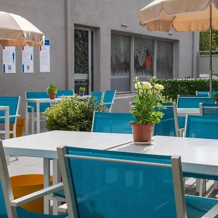 Ibis Budget Bord De مينتون